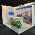 Beursstand ontworpen door Anggrek voor vastgoedpresentatie met rustige indeling en zitplekken tijdens de Second Home Beurs in Den Bosch