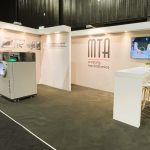 Beursstand ontworpen door Anggrek voor een high tech bedrijf met focus op precisie, techniek en demonstratie tijdens de Precisiebeurs in Den Bosch